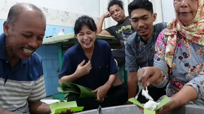  Momen Akrab Indah Permatasari dan Mertua (YouTube/Indah Permatasari)