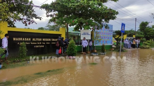 Akses ke 3 Sekolah di Bontang Kuala Terendam Banjir Rob, Proses Belajar Mengajar Terhambat