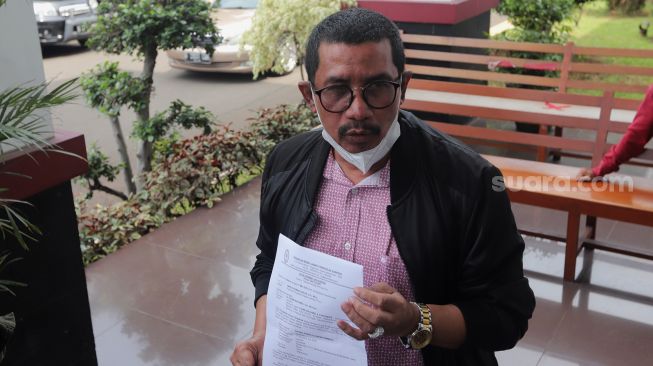 Kuasa hukum Gaga Muhammad, Fahmi Bachmid memberikan keterangan pers di Pengadilan Negeri (PN) Jakarta Timur, Selasa (17/5/2022). [Suara.com/Angga Budhiyanto]