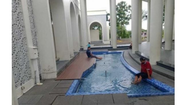 Masjid Mirip Istana di Gresik Punya Kolam Terapi Ikan, Bikin Betah Berkunjung