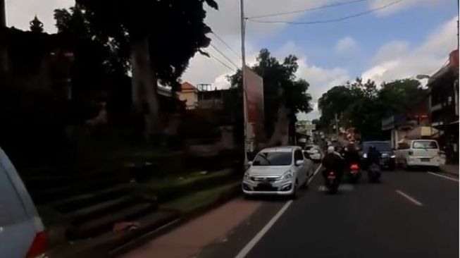 Mobil Parkir di Sepanjang Trotoar Ubud Jadi Sorotan Warganet, Hak Pejalan Kaki Dipertanyakan