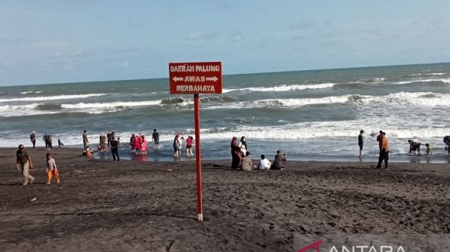 Antisipasi Laka Laut, SAR Satlinmas Bantul Pasang Rambu Bahaya di Sekitar Palung Pantai