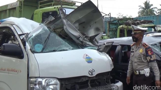 Brak!! Tabrakan Maut di Tol Cipularang, Dua Penumpang Tewas