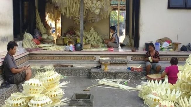 Pedagang Payas Penjor di Kapal Siapkan Stok Jelang Galungan