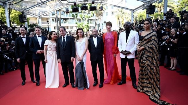 Deepika Padukone (paling kanan) bersama para juri di ajang Festival Film Cannes 2022. [LOIC VENANCE / AFP]