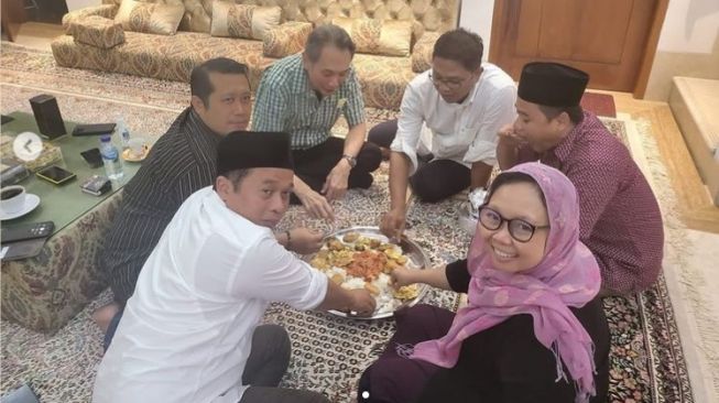 Ketemu Putri Gus Dur dan Pengurus NU, Jusuf Hamka Pamer Dinner Ala Santri di Pesantren