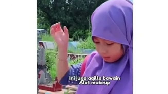 Aqilla menyiapkan mainan dandan dan mengajak ibunya bermain makeup (Instagram/@kisahsemanga).