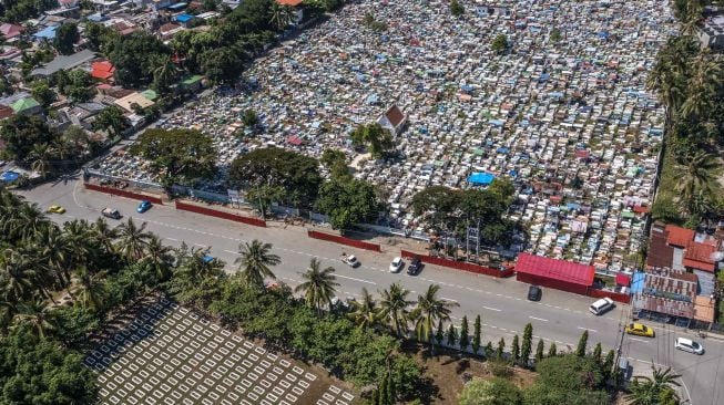 Foto udara Taman Makam Pahlawan Seroja yang bersebelahan dengan Makam Santa Cruz di Kota Dili, Timor Leste, Selasa (17/5/2022). ANTARA FOTO/Galih Pradipta
