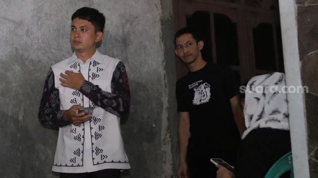 Aktor Kiki Farrel bersiap untuk mengikuti tahlilan 7 hari meninggalnya Mama Dahlia Ramli di kediamannya di kawasan Cireundeu, Ciputat, Kota Tangerang Selatan, Banten, Rabu (18/5/2022). [Suara.com/Angga Budhiyanto]