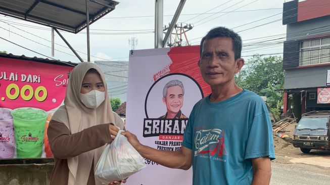 Srikandi Ganjar Sumsel Bagikan Sembako ke UMKM di Palembang