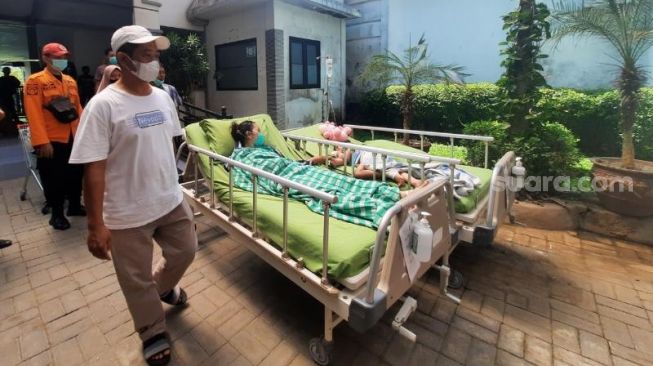 Pemindahan Ibu dan Anak Korban Kecelakaan Bus PO Ardiansyah ke Surabaya