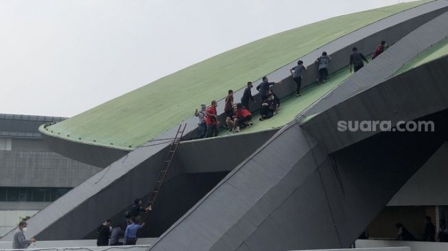 Sekretaris Jenderal DPR RI Indra Iskandar melakukan pengecekan ke atas dome di Gedung Nusantara atau gedung kura-kura. (Suara.com/Novian)
