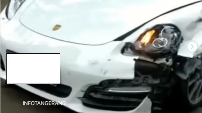 Kondisi mobil mewah Porsche 718 Boxster usai diduga menabrak ojol (Instagram)