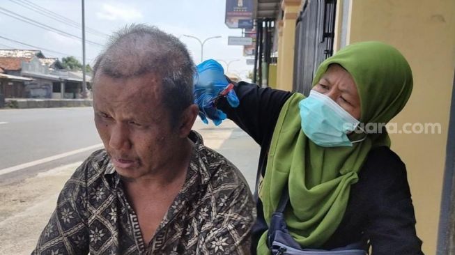 Cerita Guru di Brebes Ini Rela Keliling Kota untuk Cari dan Urus ODGJ: Cukur Rambut hingga Suapi Makan