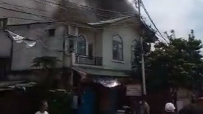 Duar! Terdengar Ledakan, 3 Rumah Semi Permanen di Kemayoran Hangus Terbakar