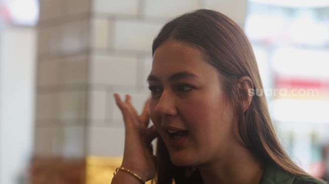 Model Paula Verhoeven ditemui saat menghadiri acara Gender Reveal anak pertama Ria Ricis dan Teuku Ryan di salah satu hotel di kawasan Kalibata, Jakarta, Rabu (18/5/2022). [Suara.com/Angga Budhiyanto]