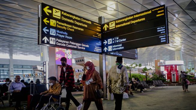 Sejumlah calon penumpang pesawat berjalan di Terminal 3 Bandara Internasional Soekarno Hatta, Tangerang, Banten, Rabu (18/5/2022).  ANTARA FOTO/Fauzan