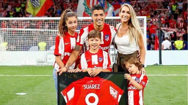 Luis Suarez bersama Istri dan ke tiga anaknya dalam perayaan perpisahan dengan Atletico Madrid (Instagram.com/atleticodemadrid)