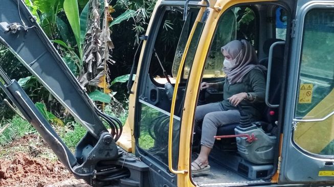 Kisah Dona Yanuastuti, Istri Anggota DPRD Wonogiri yang Mahir Operasikan Eskavator Ratakan Area Pemakaman