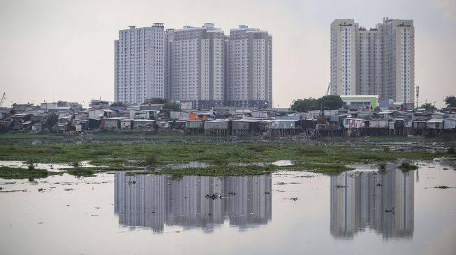 Suasana Waduk Pluit yang dipenuhi rumput liar dan eceng gondok di Jakarta, Rabu (18/5/2022).  ANTARA FOTO/Rivan Awal Lingga