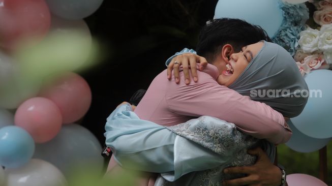 Ria Ricis dan Teuku Ryan menggelar acara bertajuk Gender Reveal di salah satu hotel di kawasan Kalibata, Jakarta, Rabu (18/5/2022). [Suara.com/Angga Budhiyanto]