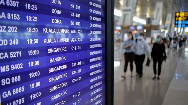 Sejumlah calon penumpang pesawat berjalan di Terminal 3 Bandara Internasional Soekarno Hatta, Tangerang, Banten, Rabu (18/5/2022).  ANTARA FOTO/Fauzan