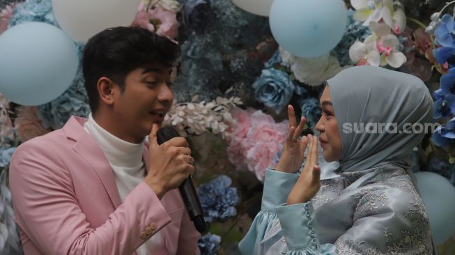 Ria Ricis dan Teuku Ryan menggelar acara bertajuk Gender Reveal di salah satu hotel di kawasan Kalibata, Jakarta, Rabu (18/5/2022). [Suara.com/Angga Budhiyanto]