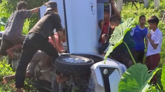 Minibus Terbalik Masuk Parit di Agam, Sopir dan 9 Penumpang Luka-luka