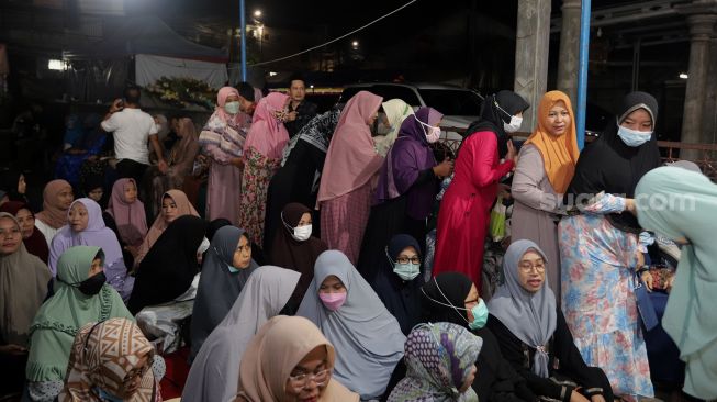 Sejumlah warga berdatangan untuk mengikuti tahlilan 7 hari meninggalnya Mama Dahlia Ramli di kediamannya di kawasan Cireundeu, Ciputat, Kota Tangerang Selatan, Banten, Rabu (18/5/2022). [Suara.com/Angga Budhiyanto]