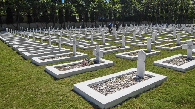 Petugas membersihkan Taman Makam Pahlawan Seroja di Kota Dili, Timor Leste, Selasa (17/5/2022). ANTARA FOTO/Galih Pradipta