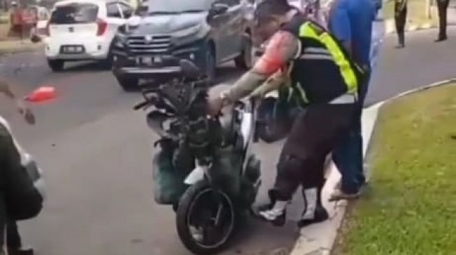 Driver Ojol Terlibat Adu Banteng dengan Mobil Sport di Tangerang