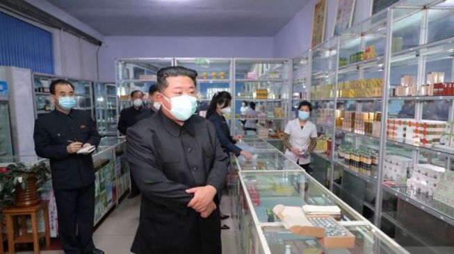 Pemimpin Korea Utara Kim Jong Un mengenakan masker di tengah wabah COVID-19 saat memeriksa apotek di Pyongyang, dalam foto tak bertanggal yang dirilis Kantor Berita Pusat Korea (KCNA) Korea Utara pada 15 Mei 2022. ANTARA/KCNA via Reuters/as