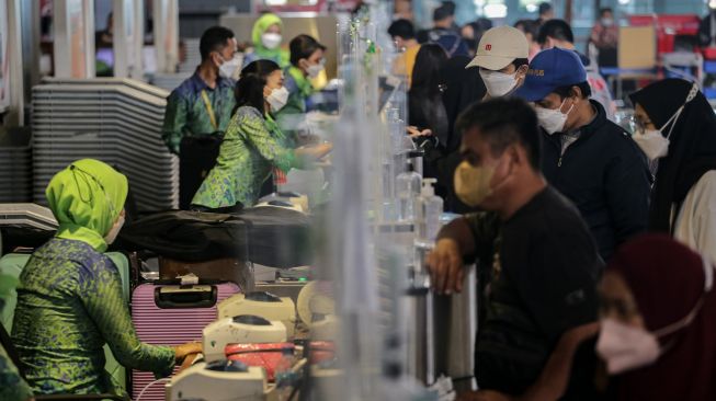 Sejumlah calon penumpang pesawat melakukan lapor diri di Terminal 3 Bandara Internasional Soekarno Hatta, Tangerang, Banten, Rabu (18/5/2022). ANTARA FOTO/Fauzan