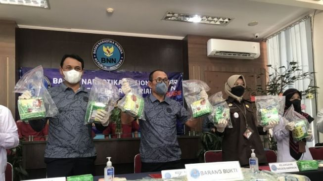 Tiga Orang Pengedar Narkoba Jaringan Internasional Ditangkap di Perairan Lingga, 11.094 gram Sabu Disimpan di Teh China