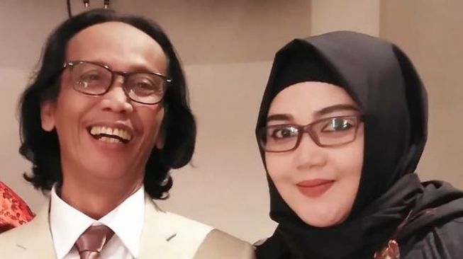 8 Momen Kemesraan Mandra Bersama Istrinya, Selalu Setia Setelah 25 tahun Pernikahan