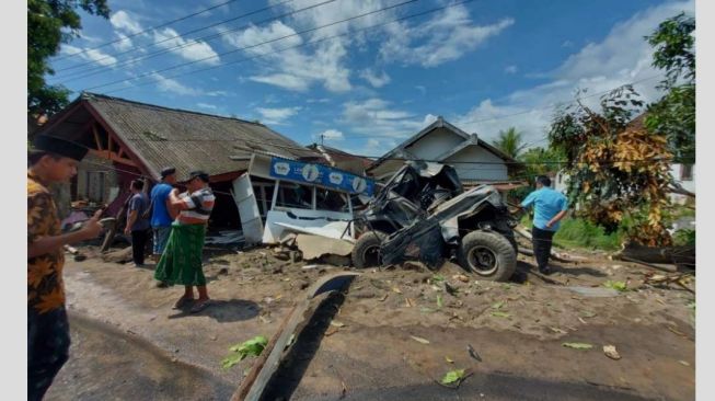 Petaka Truk Rem Blong di Pasuruan, Mobil Taft Terpental hingga Menimpa Warung