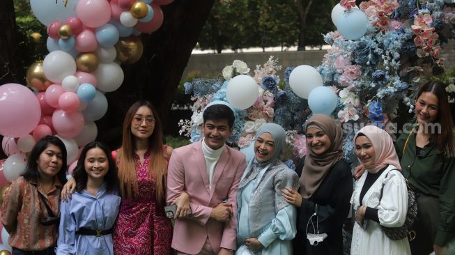 Ria Ricis dan Teuku Ryan berfoto bersama Lucinta Luna, Shireen Sungkar, Paula Verhoeven, serta kerabat dekat saat menggelar acara bertajuk Gender Reveal di salah satu hotel di kawasan Kalibata, Jakarta, Rabu (18/5/2022). [Suara.com/Angga Budhiyanto]