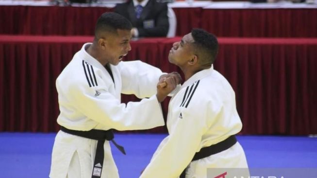 Pasangan judo Indonesia Endro (kiri) dan Kevin Sanadi Aprilion tampil pada nomor Mens Kodokan Goshin Jutsu atau seni berpasangan putra di Stadion Hoai Duc, Hoai Duc, Vietnam, Rabu (18/5/22). (ANTARA/Dolly Rosana)