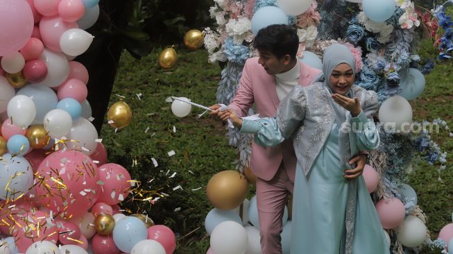 Ria Ricis dan Teuku Ryan menggelar acara bertajuk Gender Reveal di salah satu hotel di kawasan Kalibata, Jakarta, Rabu (18/5/2022). [Suara.com/Angga Budhiyanto]