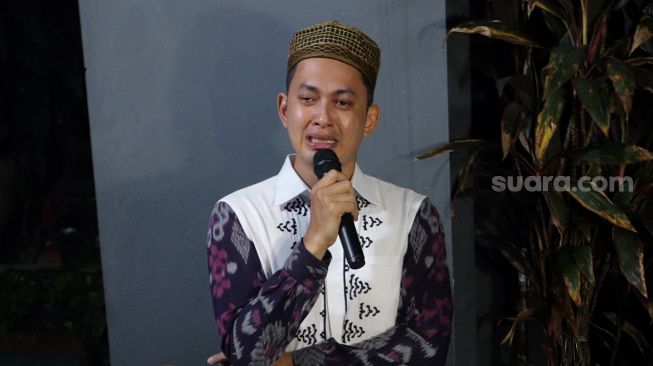 Aktor Kiki Farrel memberikan sambutan kepada warga yang hadir dalam tahlilan 7 hari meninggalnya Mama Dahlia Ramli di kediamannya di kawasan Cireundeu, Ciputat, Kota Tangerang Selatan, Banten, Rabu (18/5/2022). [Suara.com/Angga Budhiyanto]