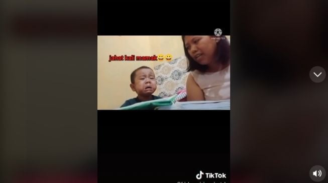 Kocak! Bocah Cilik Ini Nangis Tak Ada di Album Pernikahan Orang Tuanya, Ekspresinya Jadi Sorotan Warganet