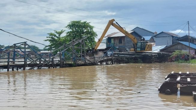 Jembatan Gang Nibung Dibongkar, Pemkot Samarinda Kebut Normalisasi SKM