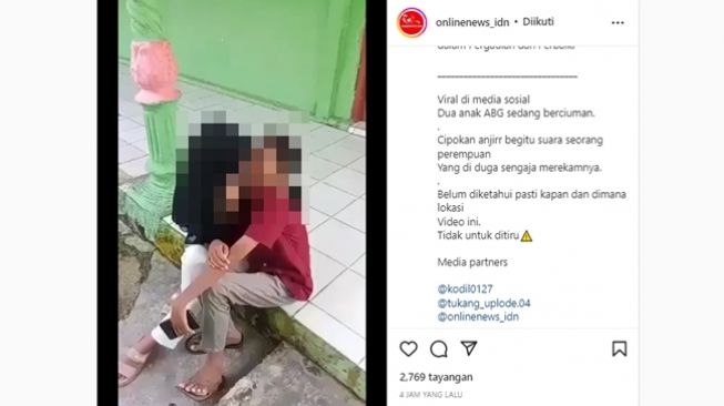 Viral 2 ABG asyik berciuman di depan rumah dan tidak malu walau direkam temannya sendiri. (Instagram/@onlinenews_idn)