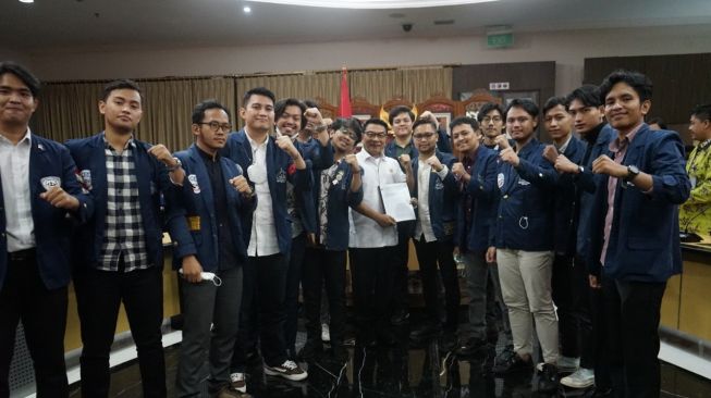  Kepala Staf Kepresidenan RI Moeldoko menerima perwakilan mahasiswa Universitas Trisakti di gedung Bina Graha Jakarta, Rabu (18/5/2022). (KSP).