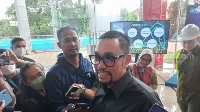 Chairman Organizing Comittee Jakarta E Prix Ahmad Sahroni saat ditemui di kawasan Formula E, Ancol. (Suara.com/Fakhri)
