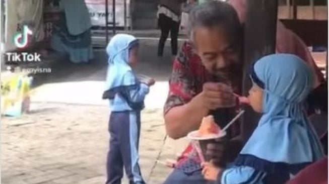 Momen Ayah Menemani Putrinya Kunjungan Wisata Ini Bikin Haru, Warganet: Menyentuh Hati