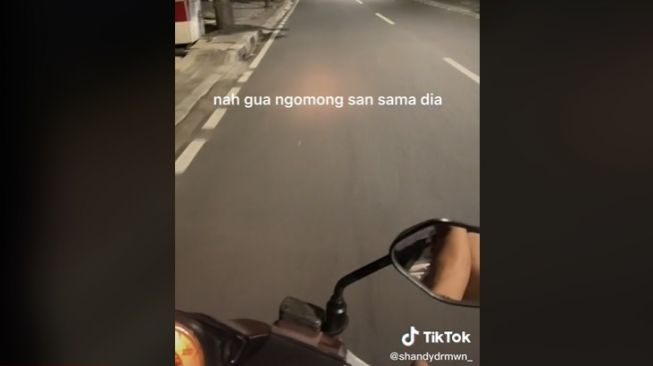 Curhat Cowok di Atas Motor Viral. (TikTok)