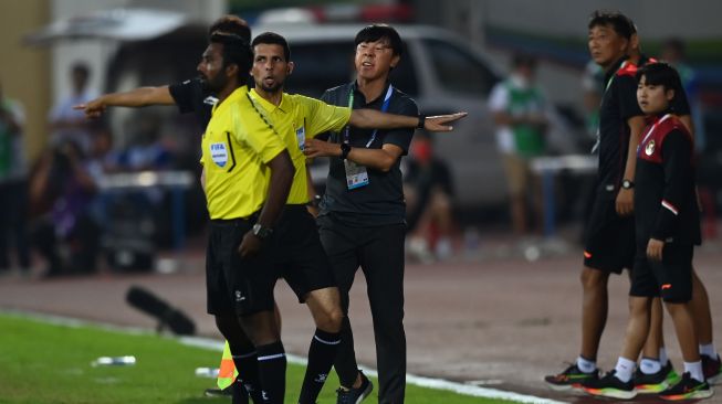 Pelatih Timnas Indonesia Shin Tae Yong (ketiga kiri) dicegah wasit saat bersitegang dengan pesepak bola Timnas Thailand pada pertandingan semifinal sepak bola SEA Games 2021 Vietnam di Stadion Thien Truong, Nam Dinh, Vietnam, Kamis (19/5/2022). Indonesia kalah dari Thailand dengan skor 0-1 dan gagal melaju ke final. ANTARA FOTO/Aditya Pradana Putra/tom.