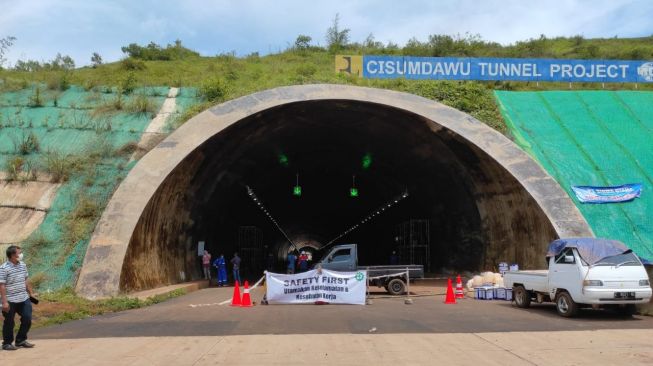 Mega Eltra Lakukan Pengecatan Twin Tunnel Cisumdawu
