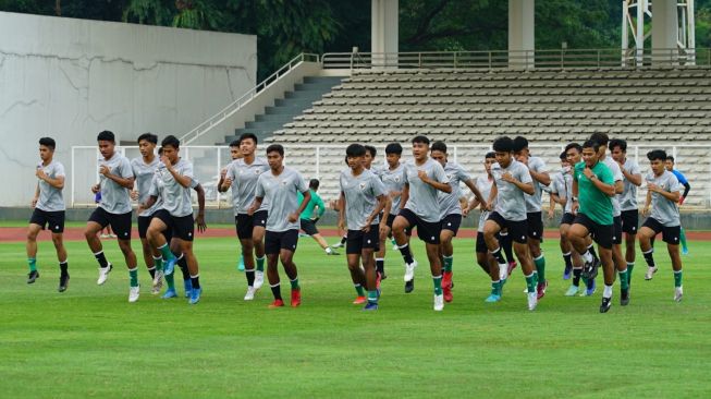 Timnas Indonesia U-19 menjalani pemusatan latihan (TC) di Stadion Madya, Senayan, Jakarta, sejak 17 Mei 2022 jelang tampil di ajang Toulon Cup di Prancis. [PSSI]